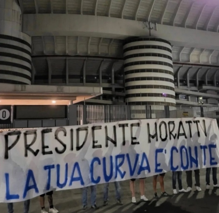 爱游戏-莫拉蒂住院🙏国米球迷组织拉横幅：北看台与你同在
