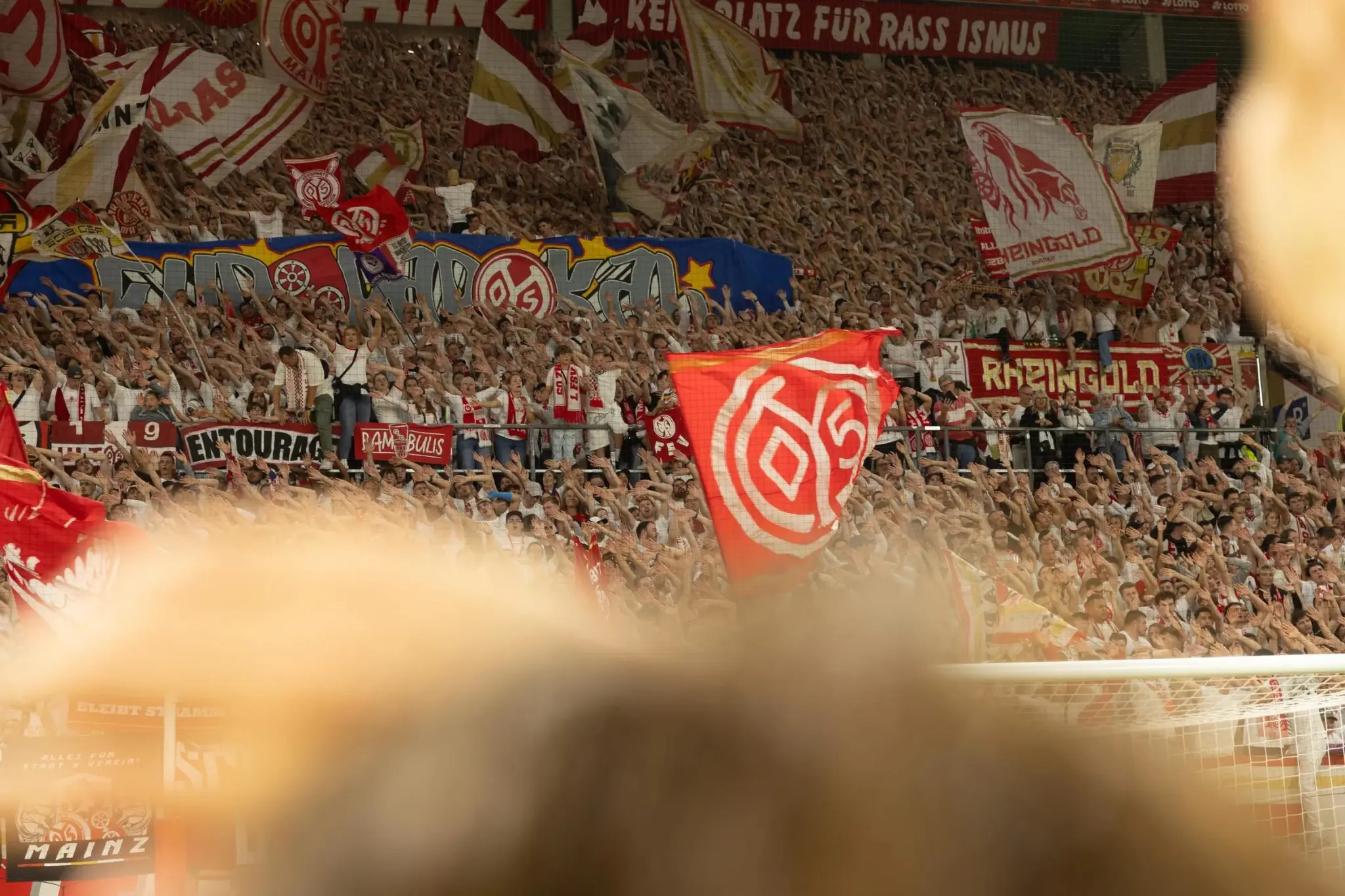 美因茨因球迷燃放烟火被罚4万欧元；若再犯将关闭部分看台