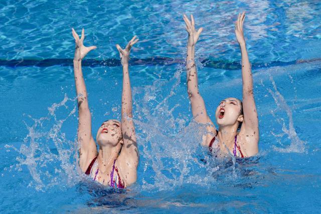 爱游戏体育-首金!双胞胎姐妹强势夺冠 中国花游新周期仍给力