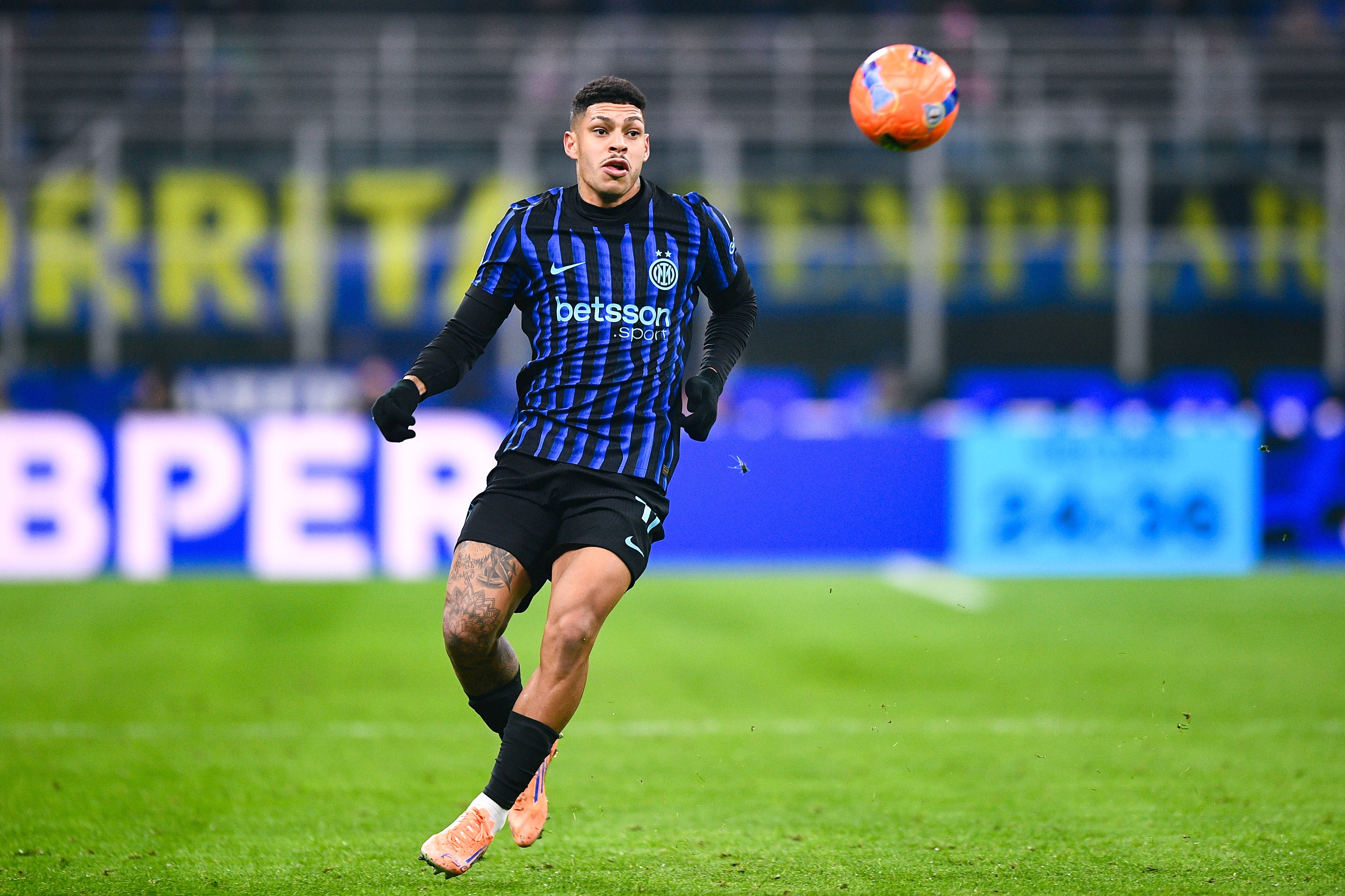 爱游戏-米体：恩里克踢出灾难性的表现，0-2落后他被换下后国米完成逆转