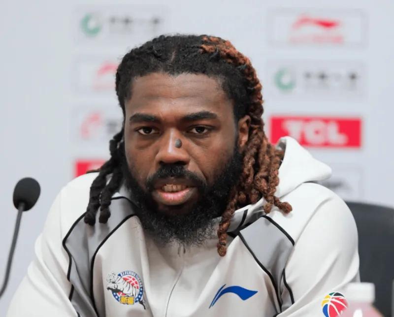 爱游戏全站-输新疆格兰跟倔驴一样！末节死用哈里斯+西尔扎提，拱手让出胜利