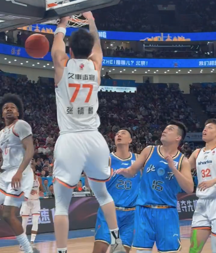 爱游戏-王哲林24+17成现役总分王！上海险胜北京取19连胜 弗格36+9三分|古德温|三分球|CBA|杰曼|翟晓川_新浪体育_新浪新闻